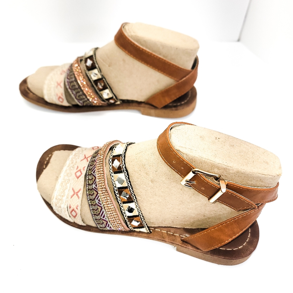Very G Womens sz.8.5 Neutral Strappy Embroidered Rhinestone Flat Boho Sandal